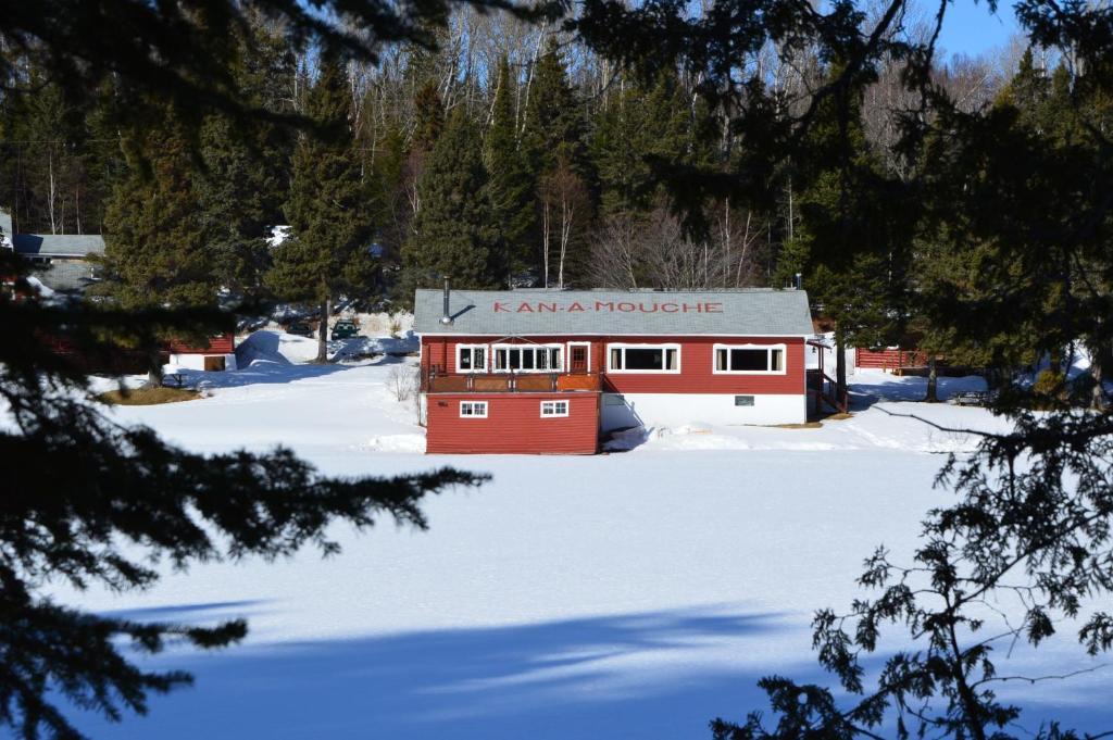 Kan-A-Mouche Pourvoirie Auberge Et Chalets Saint-Michel des Saints Exterior photo