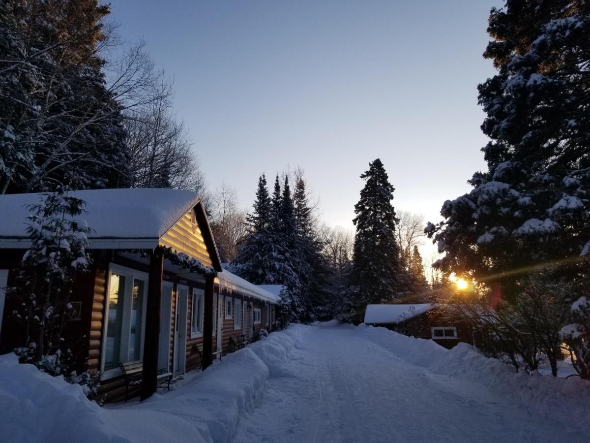 Kan-A-Mouche Pourvoirie Auberge Et Chalets Saint-Michel des Saints Exterior photo